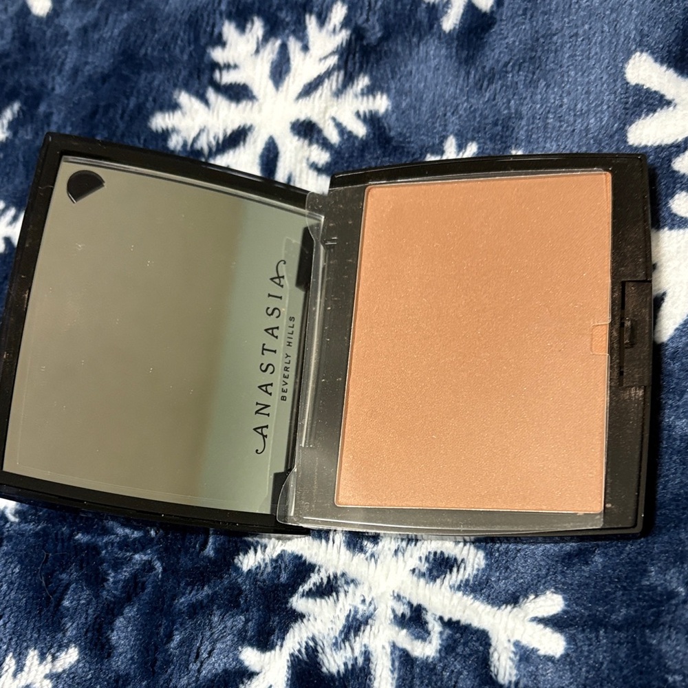 Anastasia Beverly Hills Elegant Black Compact - Picture 2 of 3